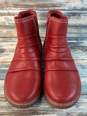 Clarks Caroline Orchid Comfort Ankle Boost Womens 9W Red Leather Pleated Casual
